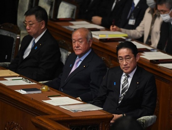 ??2023年12月13日，日本首相岸田文雄（右）參加國會閉會式。新華社記者馮武勇攝