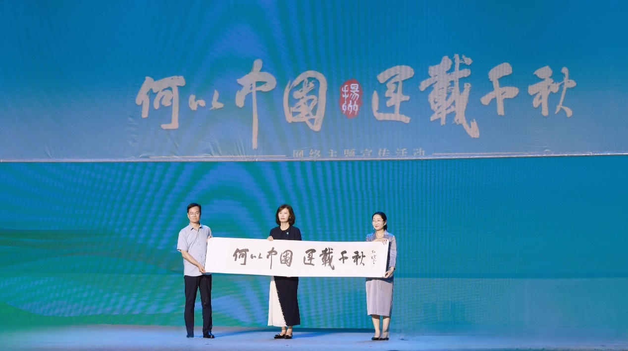 隋唐大運(yùn)河文化博物館館長(zhǎng)曹岳森（左）、揚(yáng)州中國(guó)大運(yùn)河博物館館長(zhǎng)鄭晶（中）、浙東運(yùn)河博物館負(fù)責(zé)人張慧（右）共同展卷。
