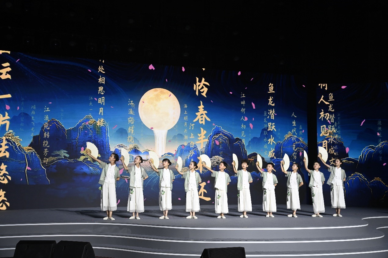 揚(yáng)州市邗江區(qū)實(shí)驗(yàn)學(xué)校蔣王小學(xué)學(xué)生吟誦《春江花月夜》。