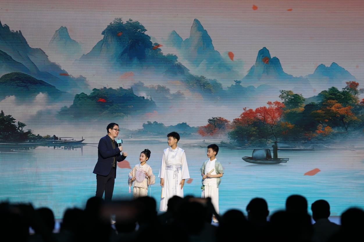 南京師范大學(xué)教授酈波（左一）與2024中國(guó)詩(shī)詞大會(huì)選手張可兒（左二）、姜敬曦（右二），揚(yáng)州市邗江區(qū)實(shí)驗(yàn)學(xué)校蔣王小學(xué)學(xué)生陸俊屹（右一）趣談大運(yùn)河詩(shī)詞文化。