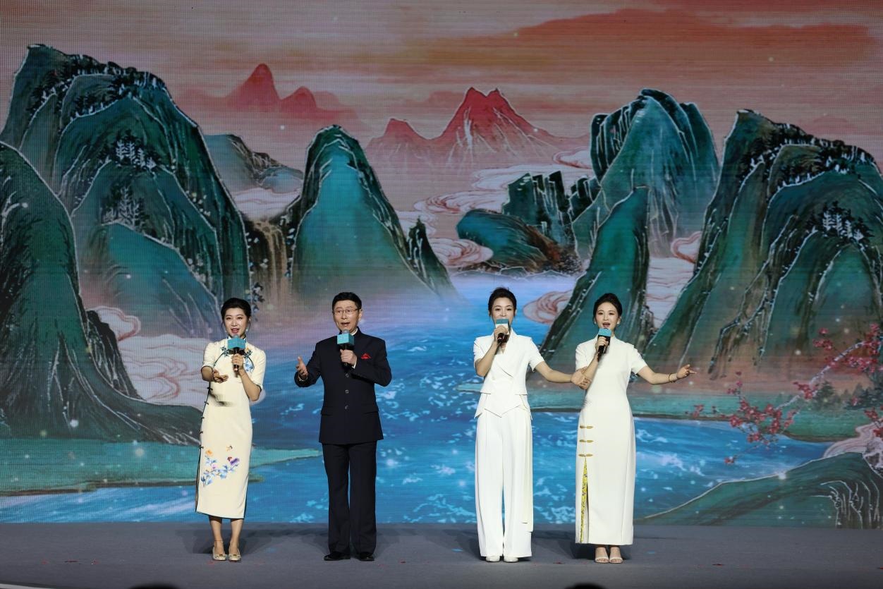 國(guó)家一級(jí)演員、京劇表演藝術(shù)家王平（左二），國(guó)家一級(jí)演員、南京藝術(shù)學(xué)院教授單雯（左一），浙江小百花越劇團(tuán)青年演員陳麗君（右二）、何青青（右一）同臺(tái)唱響千年運(yùn)河情。