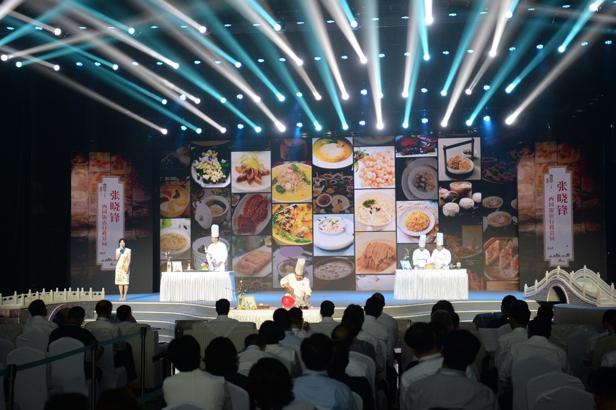 花園國(guó)際大酒店廚師長(zhǎng)朱燾、西園飯店行政總廚張曉鋒、冶春面點(diǎn)總廚倪秋香、冶春面點(diǎn)制作技藝第五代傳人陳詩(shī)雅展示淮揚(yáng)菜絕技。