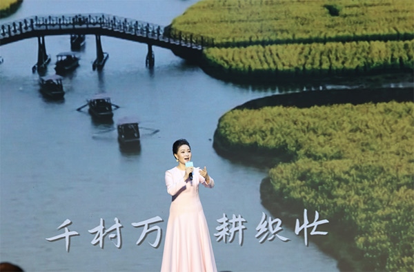 歌唱家、中國(guó)音樂(lè)學(xué)院教授雷佳現(xiàn)場(chǎng)演唱。