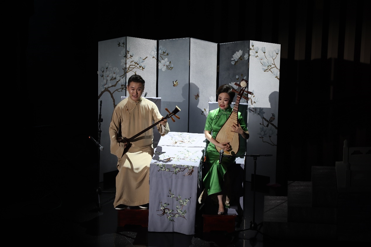 國(guó)家一級(jí)演員、揚(yáng)州曲藝研究所青年演員劉芓君（右）、揚(yáng)州曲藝研究所青年演員王智超（左）現(xiàn)場(chǎng)表演。