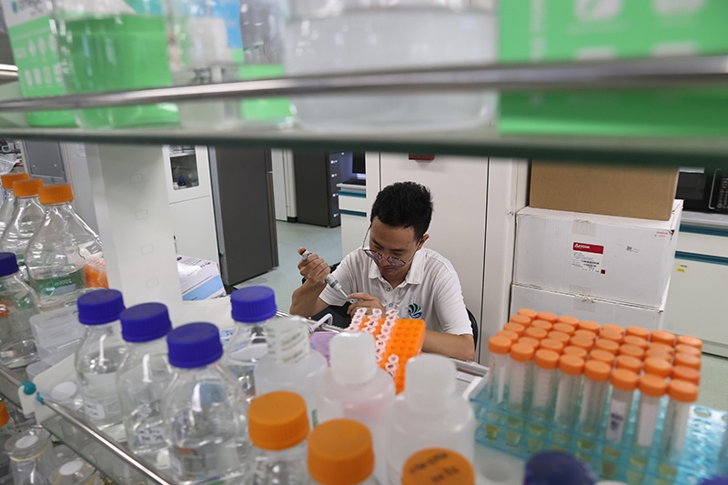 在三亞崖州灣科技城，一名青年科技工作者正在進(jìn)行科研工作。