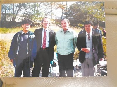 薛其坤（左一）在日本求學(xué)期間與導(dǎo)師櫻井教授合影。受訪者供圖