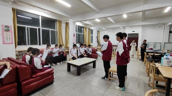 圖②：武平法院法官指導(dǎo)學(xué)生彩排。