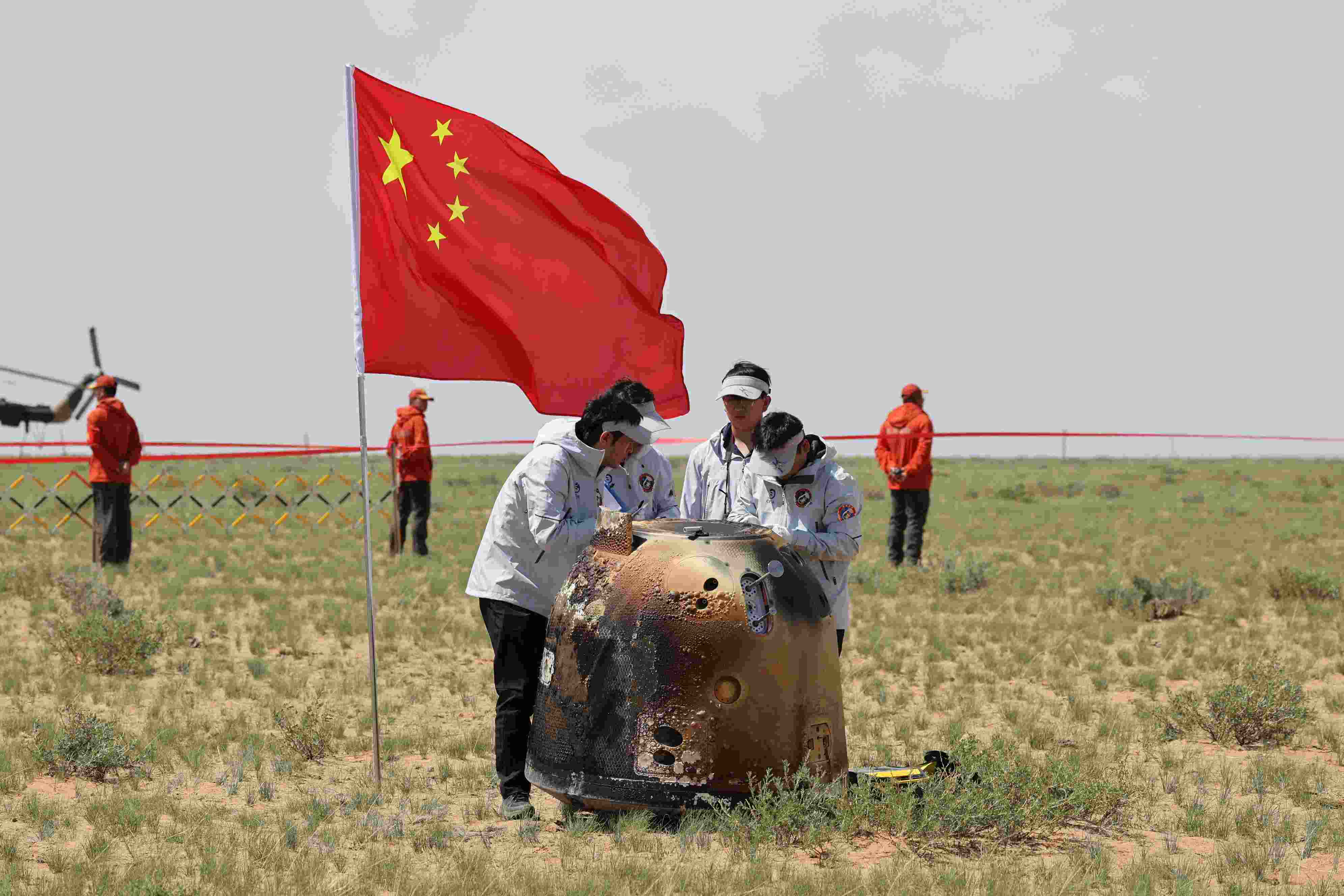 2024年6月25日拍攝的嫦娥六號(hào)返回器回收現(xiàn)場(chǎng)。
