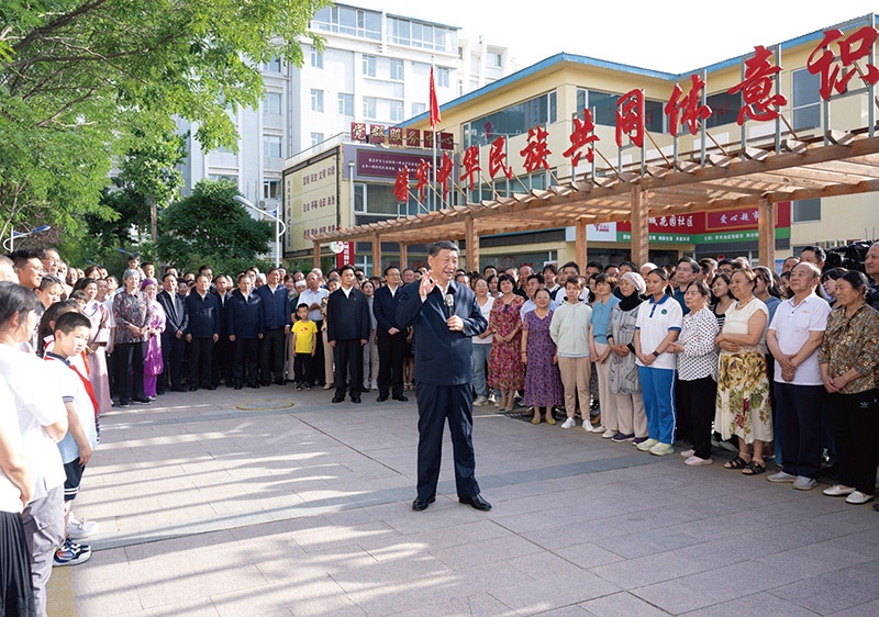 2024年6月19日至20日，中共中央總書(shū)記、國(guó)家主席、中央軍委主席習(xí)近平在寧夏考察。這是19日下午，習(xí)近平在銀川市金鳳區(qū)長(zhǎng)城花園社區(qū)考察時(shí)，同社區(qū)居民親切交流。 新華社記者 謝環(huán)馳/攝