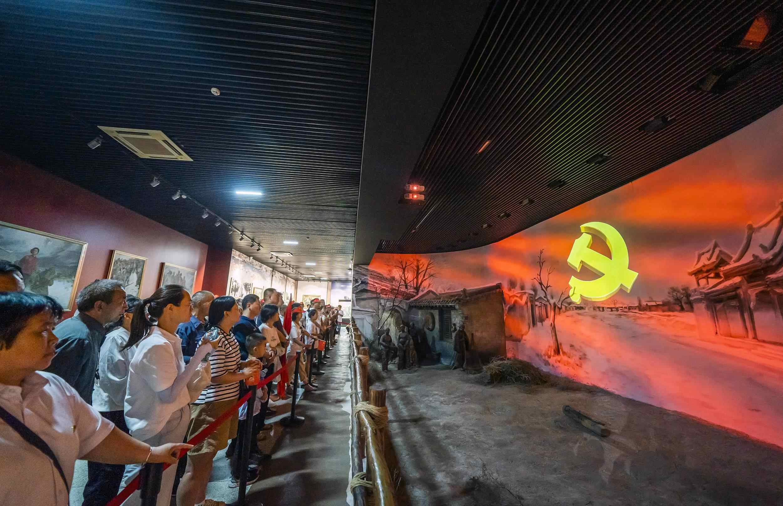 山西呂梁，游客正在文水縣劉胡蘭紀(jì)念館參觀。（圖片來源：視覺中國）