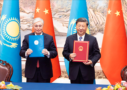 2023年5月17日下午，國家主席習(xí)近平在西安同來華出席中國—中亞峰會并進(jìn)行國事訪問的哈薩克斯坦總統(tǒng)托卡耶夫會談。會談后，兩國元首簽署了《中華人民共和國和哈薩克斯坦共和國聯(lián)合聲明》，共同見證簽署經(jīng)貿(mào)、能源、交通、農(nóng)業(yè)、互聯(lián)互通、人文、地方等領(lǐng)域多項雙邊合作文件。新華社記者 黃敬文 攝