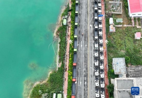 7月2日，車輛在巴克圖口岸有序出境（無人機(jī)照片）。新華社發(fā)（馬丁 攝）