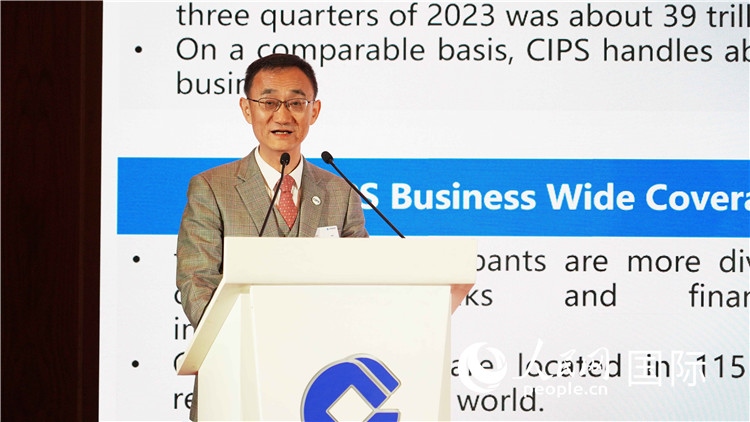 跨境銀行間支付清算有限責任公司總裁許再越發(fā)言。 人民網 張茜 攝