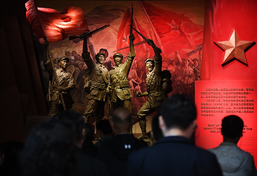 圖為2024年5月9日，游客在延安革命紀(jì)念館參觀。 新華社記者 張博文 攝