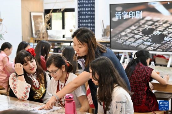 7月3日，外國(guó)學(xué)生在了解中國(guó)文化。新華社記者 李然 攝
