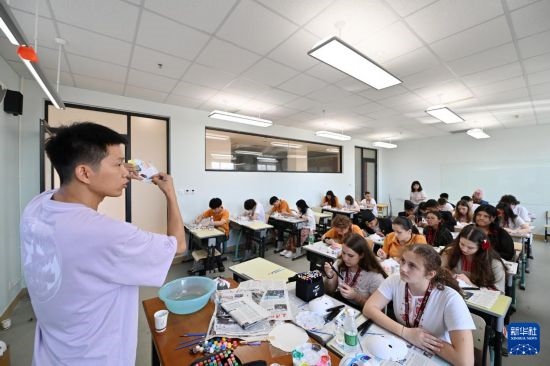 7月3日，外國(guó)學(xué)生在學(xué)習(xí)繪制京劇臉譜。新華社記者 李然 攝