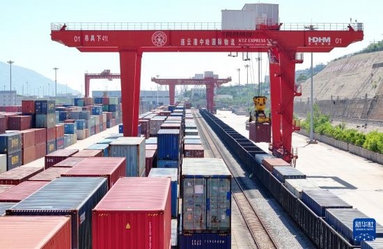 6月30日，在中哈連云港物流合作基地，大型機械在吊裝集裝箱（無人機照片）。新華社發(fā)（王健民 攝）