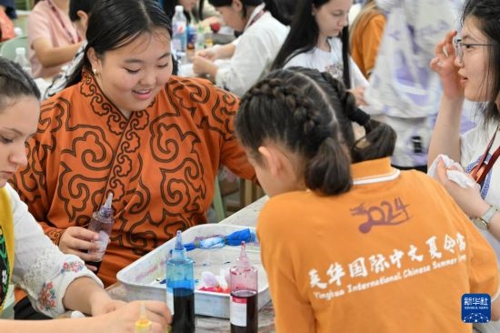 7月3日，外國(guó)學(xué)生在了解中國(guó)的染布技術(shù)。新華社記者 李然 攝