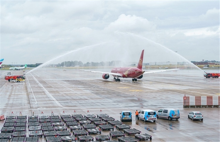 圖為布魯塞爾-上海返程航班出發(fā)前，布魯塞爾機(jī)場方面為返程航班舉行水門儀式。吉祥航空供圖