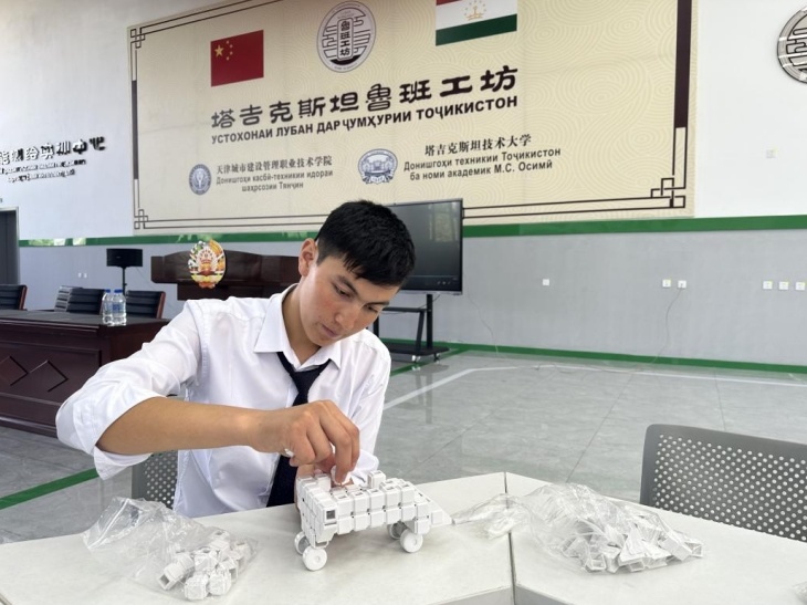 在塔吉克斯坦魯班工坊內(nèi)，學(xué)員正在操作能力源創(chuàng)新套件。本報記者 屈佩 攝