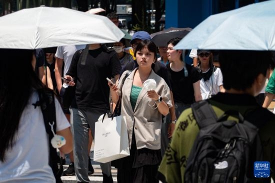 7月4日，人們在日本東京原宿的街道上行走。新華社記者 張笑宇 攝