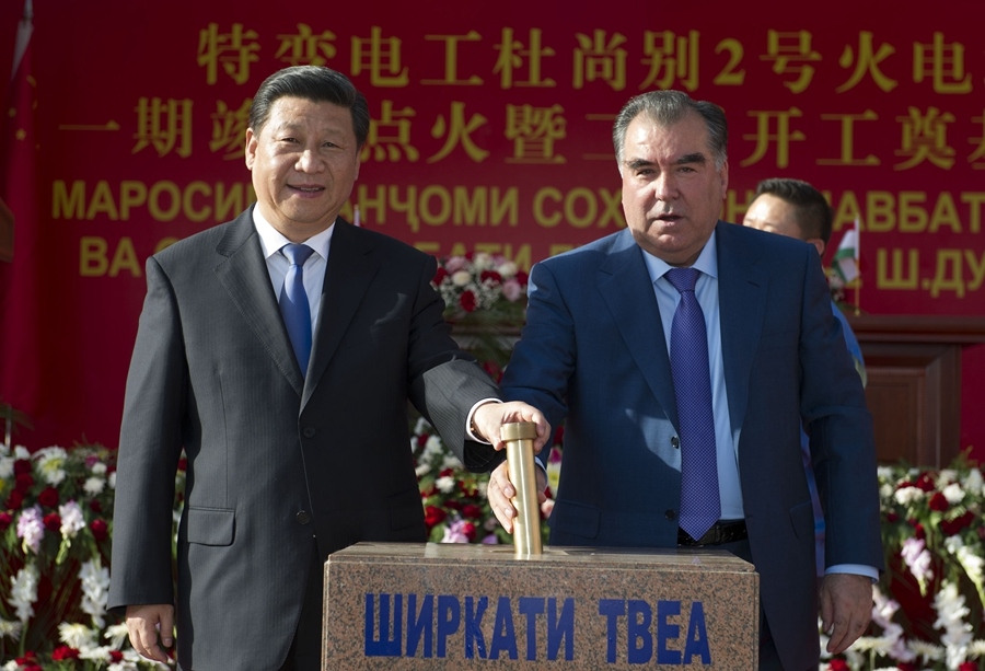 2014年9月13日，國(guó)家主席習(xí)近平和塔吉克斯坦總統(tǒng)拉赫蒙在杜尚別共同出席中塔兩國(guó)重大合作項(xiàng)目——杜尚別2號(hào)熱電廠一期工程竣工儀式、二期工程開(kāi)工儀式。這是習(xí)近平和拉赫蒙一同將裝有兩國(guó)元首簽名二期工程奠基紀(jì)念頁(yè)的金色金屬管放入水泥墩中。新華社記者 黃敬文 攝