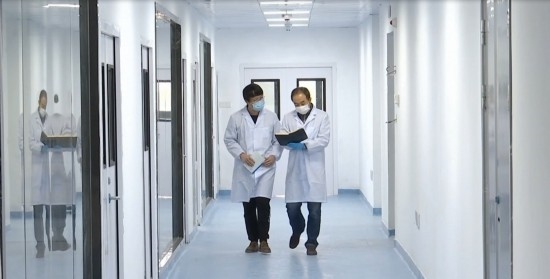 中國(guó)科學(xué)院贛江創(chuàng)新研究院科研人員在交流。（贛州市贛縣區(qū)融媒體中心供圖）