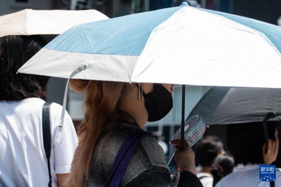 7月4日，人們在日本東京原宿的街道上等待紅綠燈。新華社記者 張笑宇 攝