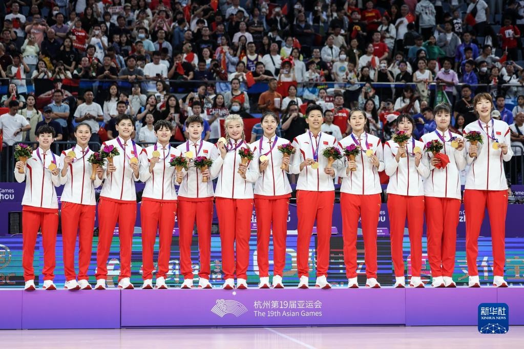 2023年10月5日，在杭州亞運會籃球項目女子決賽中，中國隊以74比72戰(zhàn)勝日本隊，奪得冠軍。圖為中國隊球員在頒獎儀式上。新華社記者 潘昱龍 攝