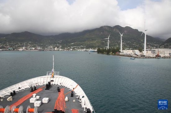 7月5日，中國(guó)海軍“和平方舟”號(hào)醫(yī)院船抵達(dá)塞舌爾維多利亞新港碼頭。新華社發(fā)（劉志磊 攝）