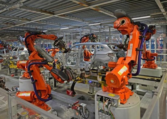 在華晨寶馬沈陽(yáng)鐵西工廠車(chē)身車(chē)間，機(jī)器臂在焊接車(chē)身（2022年2月16日攝）。新華社記者 楊青 攝