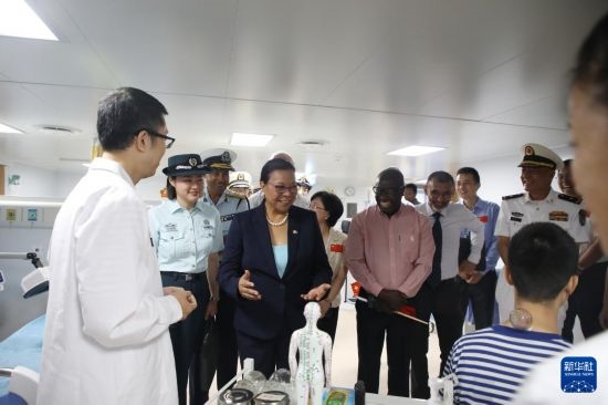 7月5日，塞舌爾衛(wèi)生部長(zhǎng)維多在中國(guó)海軍“和平方舟”號(hào)醫(yī)院船上參觀中醫(yī)診室。新華社發(fā)（劉志磊 攝）