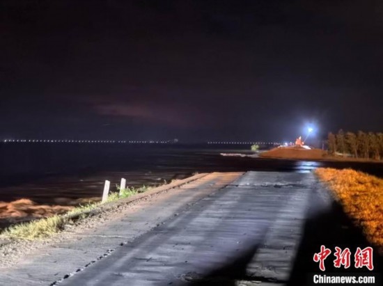  7月6日凌晨，湖南岳陽華容縣團洲垸洞庭湖一線堤防決口現場。中新社記者 白祖偕 攝