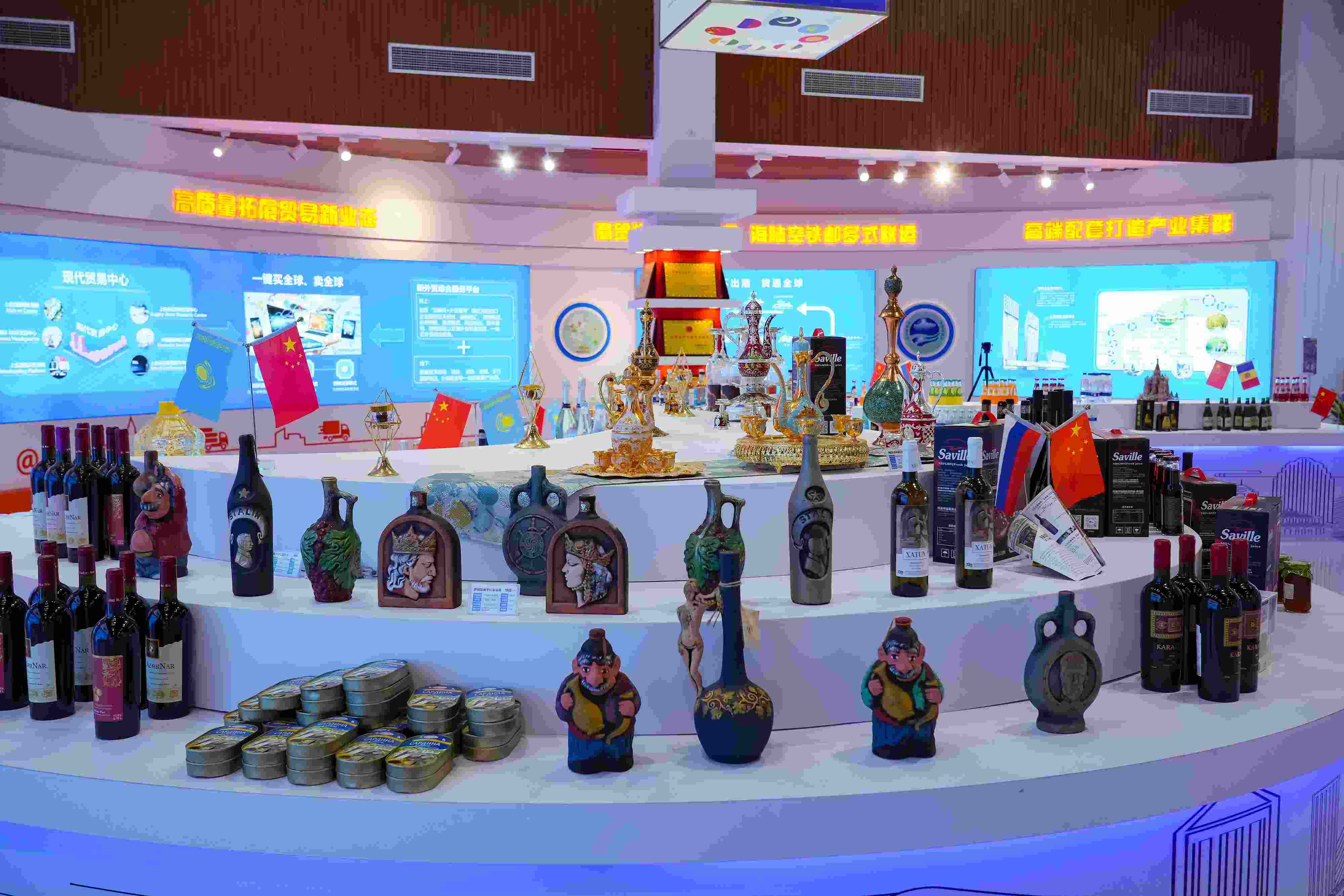 2022年10月19日，青島，上合示范區(qū)展出的上合組織國家特色商品。