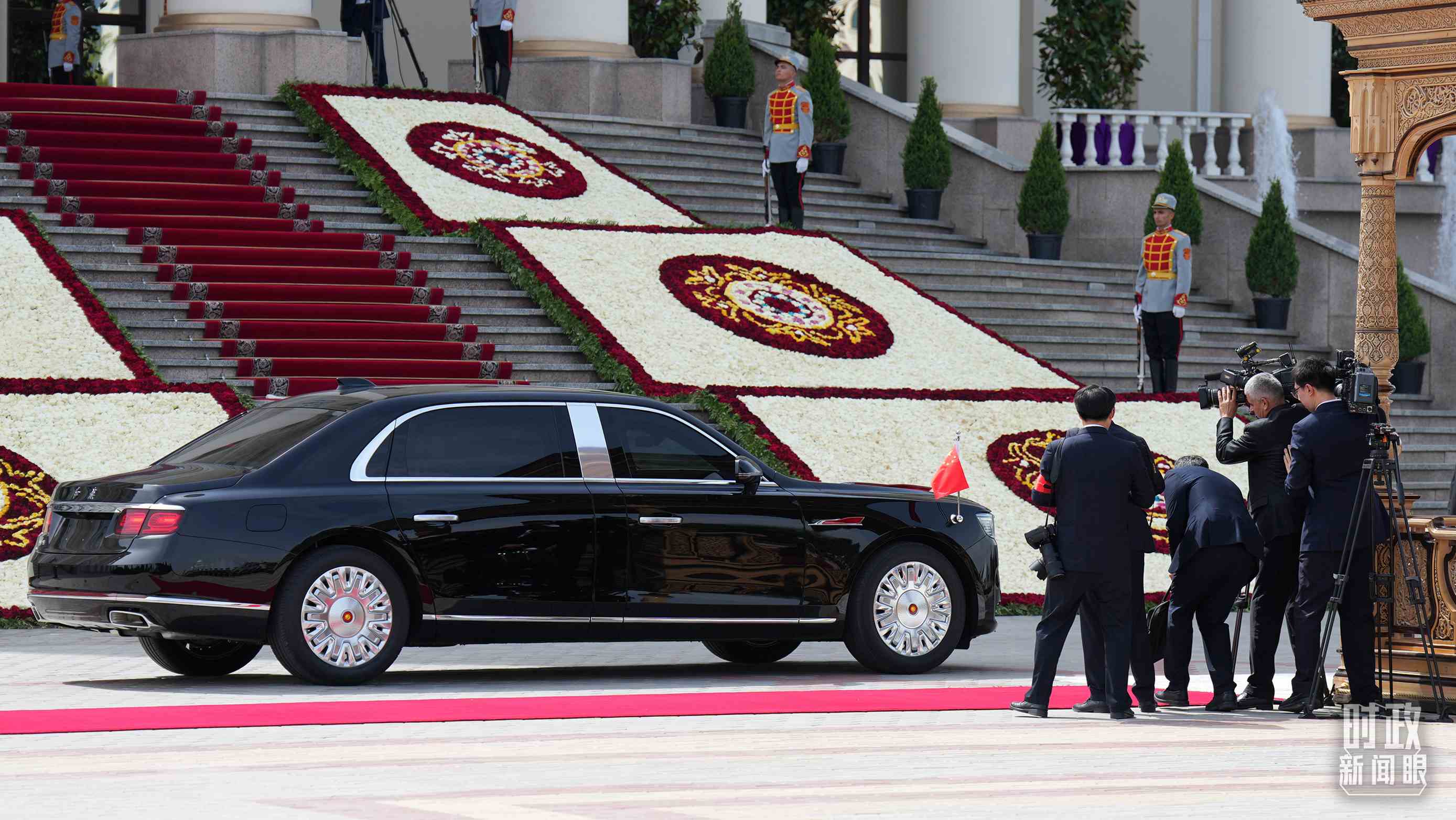 △習(xí)主席乘坐的紅旗車抵達(dá)塔總統(tǒng)府。（總臺記者李晉拍攝）