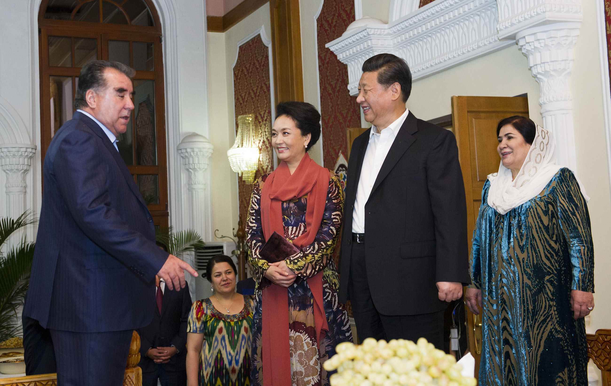 2014年9月12日，習近平主席在杜尚別出席塔吉克斯坦總統(tǒng)拉赫蒙舉行的家宴。這是習近平主席和夫人彭麗媛在拉赫蒙夫婦陪同下參觀總統(tǒng)官邸。