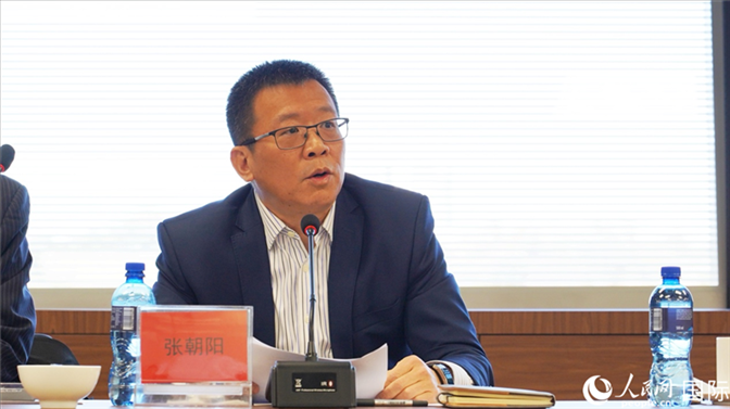 張朝陽(yáng)代會(huì)長(zhǎng)做協(xié)會(huì)上半年工作匯報(bào)。人民網(wǎng) 劉暢攝
