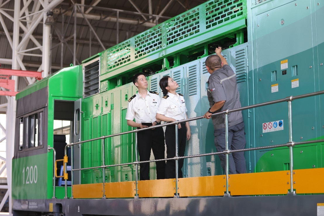 常州海關(guān)關(guān)員了解氫能源機(jī)車生產(chǎn)流程。魏幫軍攝