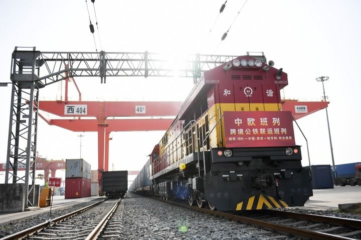 中歐班列（越南·河內——中國·西安——匈牙利·布達佩斯）跨境公鐵聯(lián)運班列準備發(fā)車（2024年3月7日攝）。新華社記者 李一博 攝