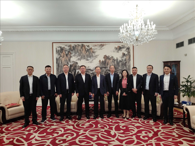 中國駐瑞典大使崔愛民（左五）會(huì)見中國中鐵股份有限公司總裁陳文健一行并合影。中國駐瑞典大使館供圖