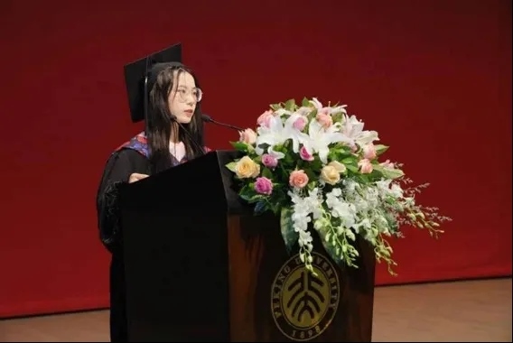 鐘芳蓉在北京大學考古文博學院畢業(yè)典禮上發(fā)言。校方供圖