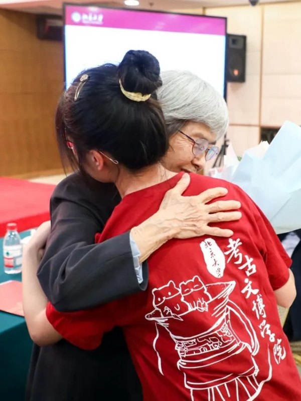 2023年，在校友向母校捐贈儀式上，鐘芳蓉與樊錦詩擁抱。校方供圖