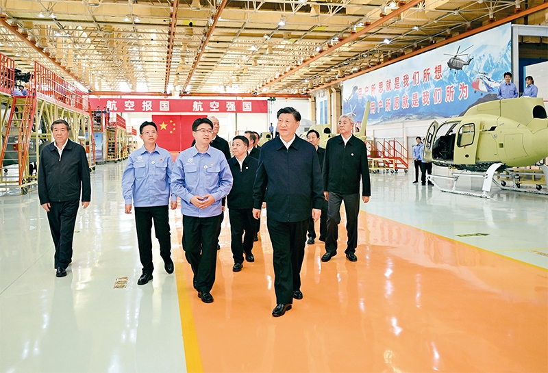 2023年10月10日至13日，中共中央總書記、國(guó)家主席、中央軍委主席習(xí)近平在江西考察。這是11日上午，習(xí)近平在景德鎮(zhèn)市昌河飛機(jī)工業(yè)（集團(tuán)）有限公司考察。 新華社記者 燕雁/攝
