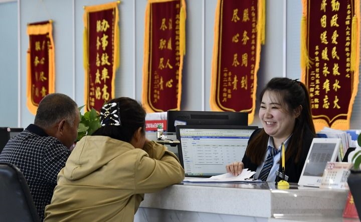 2024年3月25日，北京市大興區(qū)龐各莊鎮(zhèn)政務(wù)服務(wù)中心的工作人員耐心為群眾解答問題。大興區(qū)龐各莊鎮(zhèn)政務(wù)服務(wù)中心用“最多跑一次”的工作理念為企業(yè)和群眾提供了便利化、精準(zhǔn)化、個(gè)性化的衍生服務(wù)。新華社記者 李欣 攝
