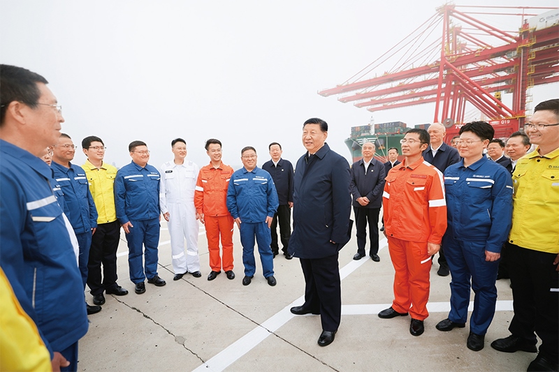 2024年5月22日至24日，中共中央總書記、國(guó)家主席、中央軍委主席習(xí)近平在山東考察。這是22日下午，習(xí)近平在日照港親切慰問港口科技工作者、運(yùn)營(yíng)人員、航運(yùn)人員。 新華社記者 鞠鵬/攝