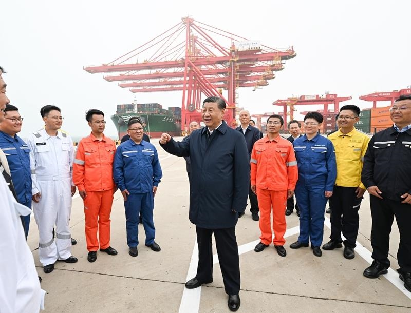 △2024年5月22日，習(xí)近平總書記在山東日照港親切慰問港口科技工作者、運(yùn)營人員、航運(yùn)人員。