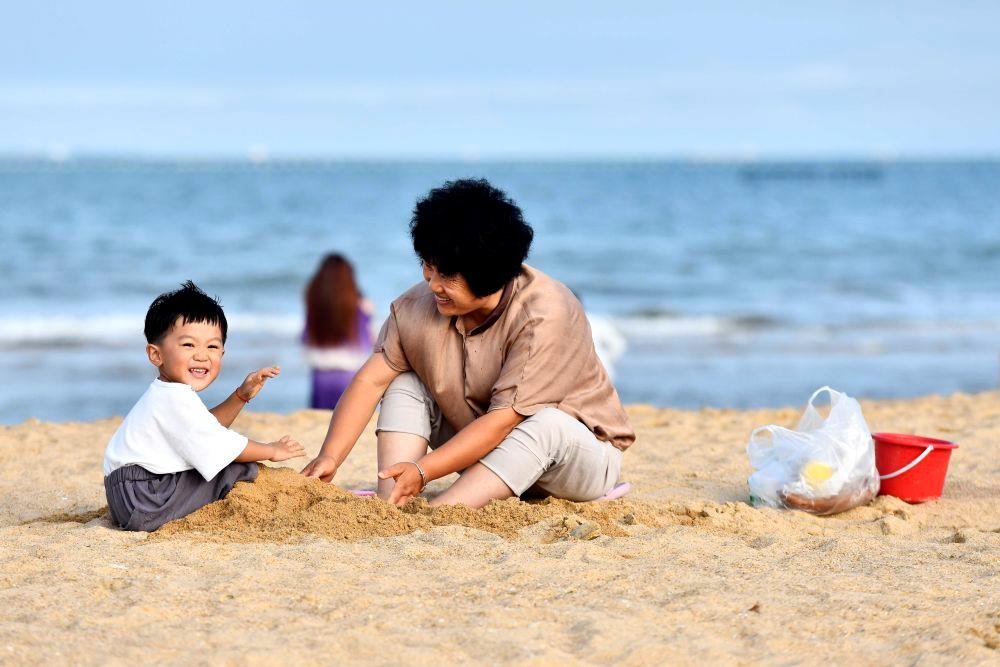 △山東日照陽光海岸綠道沙灘一角。近年來，日照還海于民、還景于民，在保留松林、沙灘、礁石和濕地資源的基礎(chǔ)上，修復(fù)整治生態(tài)岸線，打造出一條長約28公里的陽光海岸綠道，吸引眾多市民游客度假休閑。