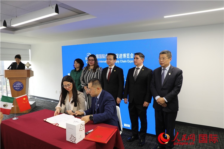 與會(huì)嘉賓簽署關(guān)于共同促進(jìn)墨西哥企業(yè)參加第二屆鏈博會(huì)合作備忘錄。人民網(wǎng) 埃內(nèi)斯托·多明戈斯攝