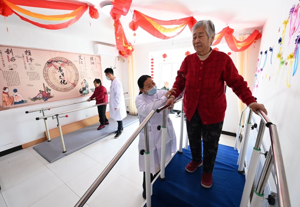 在河北省香河縣安平鎮(zhèn)運河新村醫(yī)養(yǎng)中心，老年人在進行康復(fù)訓(xùn)練（2024年2月29日攝）。新華社記者 王曉 攝