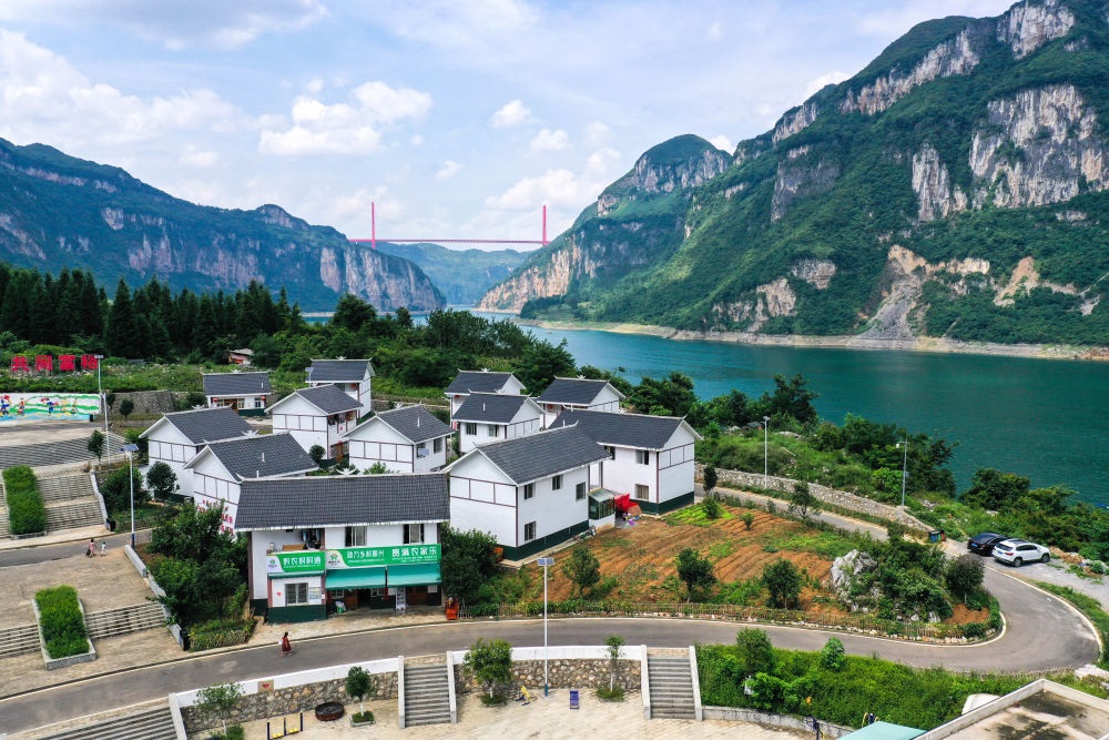 這是貴州省黔西市新仁苗族鄉(xiāng)化屋村麻窩寨易地搬遷集中安置點（2021年7月24日攝，無人機照片）。新華社記者 楊文斌 攝